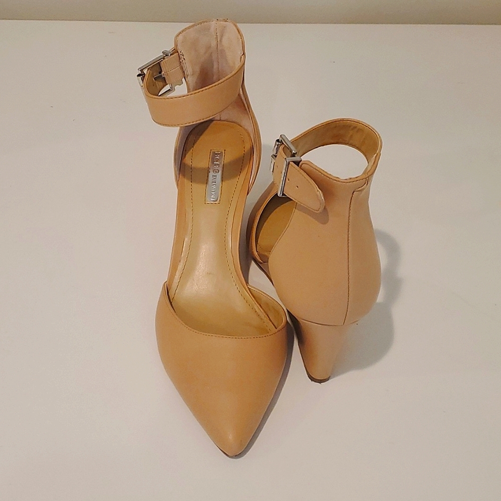 Women's Warm Sand Pointed Toe BCBG Heeled Sandals Size 8.5